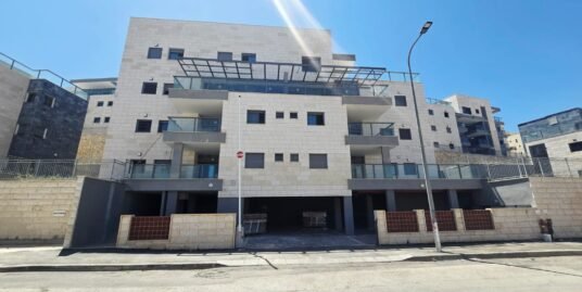 להשכרה בכרמיאל ברמת נבון, דירת גן 5 חד’ + מרפסת, חדשה מקבלן